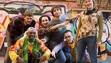 Spalvingos sudėties grupė &bdquo;Simba Vibration&ldquo; prisistato grojanti afro-pozityvą. 