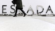 Mados namų griūtis paveikė daugiau nei 2 tūkst. 200 darbuotojų.