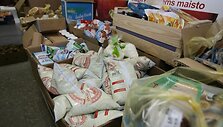 Paskutinę dieną galiojančius maisto produktus i&scaron; 15 sostinėje įsikūrusių IKI parduotuvių surenka &bdquo;Maisto banko&ldquo; automobiliai. Iki pietų tie produktai atitenka skurstantiems.