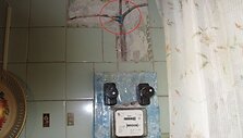 Privačiame bute rastas neteisėtas elektros energijos pasijungimas prie&scaron; skaitiklį.