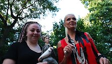 Laima Vaikulė (de&scaron;inėje)