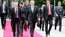 Gediminas Kirkilas ir Nikola &Scaron;pirić žengia raudonu kilimu.