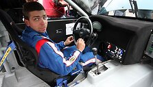 Rekordininkas M.Samu&scaron;is apžiūri techniką ir ruo&scaron;iasi kitam startui. &Scaron;is patyręs lenktynininkas, kurio pravardė yra &bdquo;Unlimit&ldquo;, &bdquo;Audi S2&ldquo; tobulino apie 2 metus.