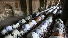 Per Ramadaną musulmonai keliasi prie&scaron; au&scaron;rą, kad pasimelstų.