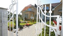 Gražiausia Klaipėdos apskrityje sodyba yra Kalotėje. Joje gyvena pensinio amžiaus sulaukę Vytautas ir Genovaitė Skinkiai.
