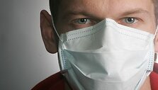 Sergantieji vadinamuoju kiaulių gripu ir juos slaugantys asmenys turi dėvėti medicinines kaukes.