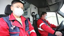 Greitosios medicinos pagalbos stotyje dirbantys medikai nuo pandeminio gripo virusų saugosi dėvėdami medicinines kaukes.