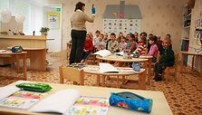 Ant rankos užmautas mėlynasis sveikatukas vaikams pasakoja, kaip saugiai elgtis su pavojingais daiktais.