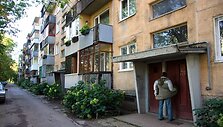 Vos dviejų mėnesių amžiaus kūdikis likimo valiai buvo paliktos &scaron;io, Taikos prospekte esančio daugiabučio laiptinėje.