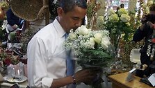 Barackas Obama perka rožes žmonai.
