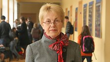 Žvėryno gimnazijos direktorė D.Žiurienė sako, kad perpildytą mokyklą i&scaron;gelbėtų jos teritorijoje pastatytas priestatas.