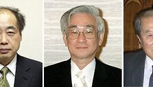 I&scaron; kairės: Makoto Kobayashi, Toshihide Masukawa ir Yoichiro Nambu