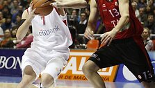 &bdquo;Olympiacos&ldquo; atstovaujančio Vokietijos mediko teigimu, A.Macijauskas (kairėje) nebegali žaisti krep&scaron;inio, nes ir vėl patirs traumą.