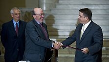 ES plėtros komisaras Louisas Michelis (viduryje) ir Kubos užsienio reikalų ministras Felipe Perezas Roque`as (de&scaron;inėje)