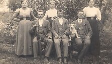 Pagrindinė kostiumo linija susiformuoja iki 1908-1910 m.: balta palaidinė ir tamsus į apačią platėjantis sijonas.