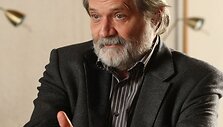 P.E&ouml;tv&ouml;sas derina tris darbus: muzikos kūrybą, dirigavimą ir dėstymą studentams.