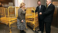 W.Breidbachas (viduryje) vakar apžiūrėjo jo vadovaujamos organizacijos Kauno vaiko raidos klinikai įteiktą labdarą.