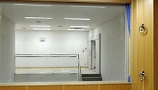 Egzekucijų kambarys. Už stiklo matyti kambarys, i&scaron; kurio galima stebėti mirties bausmę.