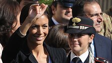 Mara Carfagna atvyksta į susitikimą.
