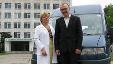 Dainavos poliklinikos medikai &scaron;iuo autobusiuku kiekvieną rytą i&scaron;vyksta į paskaitas bei užsiėmimus pas vaikus, paauglius bei senjorus. Nuotraukoje Dainavos poliklinikos direktorius Giedrius Andziukevičius bei programoje dalyvaujanti odontologė Laimutė Kapčiuvienė.