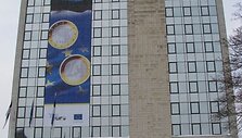 Estijos finansų ministerijos pastatą puo&scaron;ia specialus plakatas.