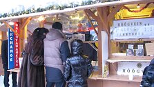 Valiutos keitykla, veikianti Taline &scaron;urmuliuojančioje &scaron;ventinėje mugėje, sulaukia daug klientų.