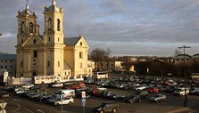 Aik&scaron;telė prie &bdquo;Akropolio&ldquo; priklauso savivaldybei. Įrengiant aik&scaron;tę buvo žadama ją naudoti įvairiems miesto renginiams, mugėms. 