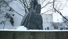 Keturis metus stringanti Žemaitės skvero rekonstrukcija ir užstatymas literatūros klasikę &bdquo;Kultūros sostinės&ldquo; i&scaron;vakarėse paliko rymoti tamsoje.