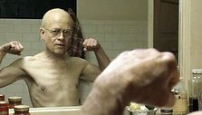 B.Pitto vaidinamas Bendžaminas Batonas gimsta būdamas 80 metų senuku ir kasmet vis jaunėja. 