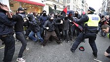 Pareigūnai susirėmė su protestuotojais