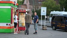 Temstant prie greitų užkandžių kioskelių ima driektis eilės. 