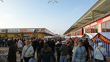 Kalėdinių mugių metu buvo galima ne tik apsipirkti, bet ir pasiklausyti koncertų, &scaron;ėlti su Kalėdų Seneliu.