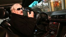 Taksistu dirbantis V.&Scaron;ustauskas tvirtino sunkiai pragyvenantis i&scaron; gaunamų pajamų, nes klientų darbo dienomis beveik neturi.