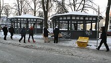 ,5 mln. Lt. kainavę prekybos kioskai miesto senamiestyje palikti likimo valiai &ndash; prekybininkai čia nesikrausto, statybos leidimai sustabdyti, o vandalai jau spėjo statinius &bdquo;apipavidalinti&ldquo;.
