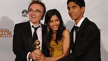 Filmo režisierius Danny Boyle'as (kairėje) su aktoriais Freida Pinto ir Devu Patelu