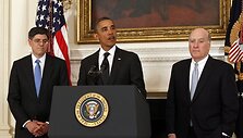 Barackas Obama (centre) prane&scaron;ė, kad traukiasi jo administracijos vadovas Billas Daley (de&scaron;inėje).