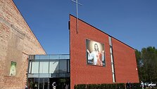  Klebonas J.Stankevičius džiaugėsi duris tikintiesiems atvėrusia &scaron;ventove. 