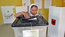 Albanė balsuoja rinkimuose.