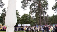 Žiūrovai laukia &bdquo;Vienybės medžio&ldquo; atidengimo.