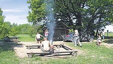 &Scaron;alia tų medinių namelių įrengtos laužavietės, pastatyti suolai, stalai. Turistai randa net suodinų puodų, kuriuose visi apsistoję verda valgį ant laužo, o paskui i&scaron;plovę palieka kitiems. 