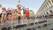 &bdquo;Femen&ldquo; pasirodymas Kijevo centre sulaukė daug dėmesio. 