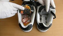 Pareigūnai tikrindami perduotus daiktus sportinių batų paduose rado vieną paketėlį su tabletėmis bei keturis paketėlius su žalsvai rusvos spalvos augalinėmis medžiagomis, kaip įtariama narkotinėmis medžiagomis. 
