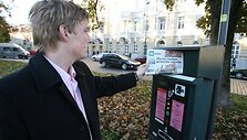 &Scaron;iuo metu skaitytojai laikra&scaron;čio &bdquo;15 min&ldquo; jau gali dairytis ant 30-ties svarbiausiose sostinės gatvėse esančių mokėjimo automatų.