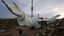&Scaron;iuo metu vyksta Jėzaus statulos statybos darbai.
