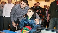 Lietuvos vyrų rinktinės lyderiui vaikai pademonstravo savo sugebėjimus ir įteikė tortą su 26-iomis žvakutėmis.