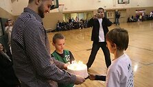 Lietuvos vyrų rinktinės lyderiui vaikai pademonstravo savo sugebėjimus ir įteikė tortą su 26-iomis žvakutėmis.