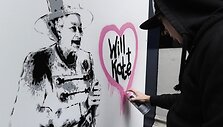 Karali&scaron;kųjų vestuvių kar&scaron;tinė užpuolė ir meno pasaulį. Menininkas Richas Simmonsas Londono gatvėje neįprastai įamžino Britanijos karalienę.