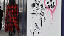 Karali&scaron;kųjų vestuvių kar&scaron;tinė užpuolė ir meno pasaulį. Menininkas Richas Simmonsas Londono gatvėje neįprastai įamžino Britanijos karalienę.