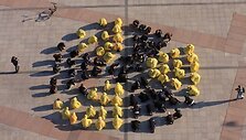 Antiatominiu &bdquo;flashmobu&ldquo; Lietuvos aktyvistai siekė i&scaron;reik&scaron;ti neigiamą požiūrį į &scaron;alyje ir jos kaimynystėje statomas atomines jėgaines. 