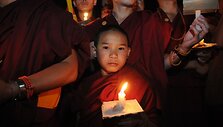Tailandiečiai ir budistų vienuoliai viename Bankoko priemestyje meldėsi už Japonijos cunamio ir žemės drebėjimo aukas.